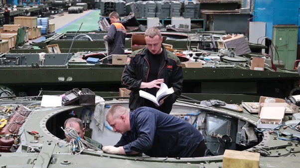 Workers assembling T-80BVM hulls at Uralvagonzavod.
